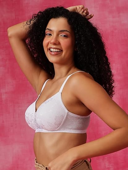 Clovia Women’s Lace Padded Bra – Non-Wired Elegance & Comfort